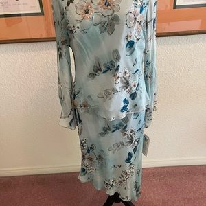 🌺BRAND NEW🌺 Papell Boutique Beaded ensemble with flowing open sleeves!